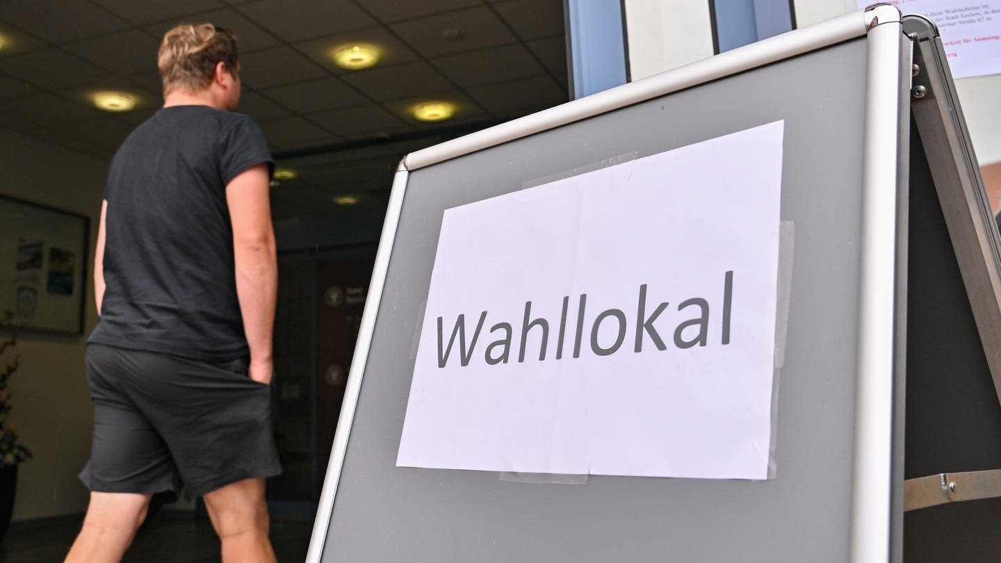 Währler betritt Wahllokal (Foto: picture-alliance / Reportdienste, Patrick Pleul)