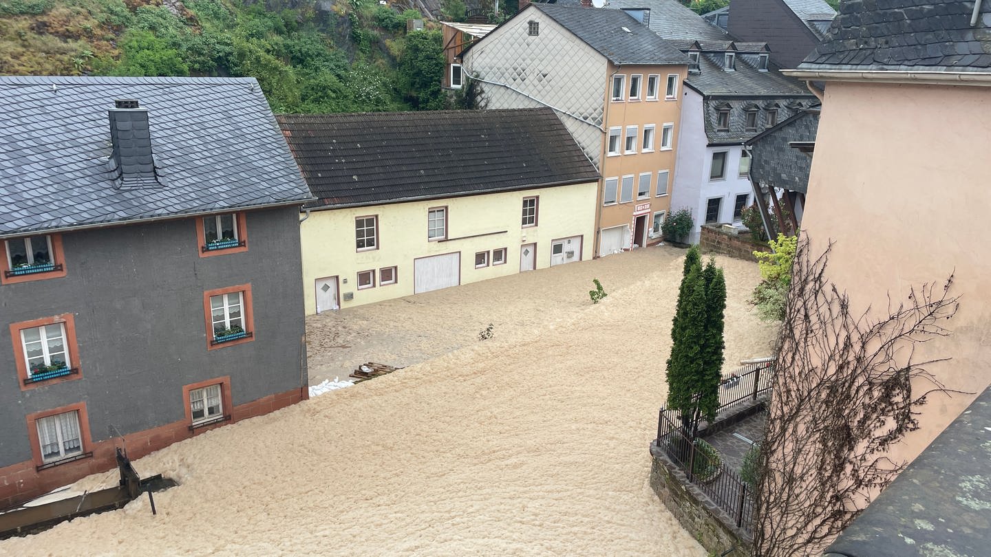 Hochwasser nach Dauerregen in der Altstadt von Saarburg (Foto: SWR, Marc Steffgen)
