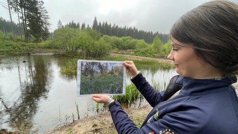 Henrik Albrecht und Sabine Kummer sind stolz auf ihr Projekt: In Weidenbach haben sie aus einem alten Löschteich ein Biotop gemacht. 