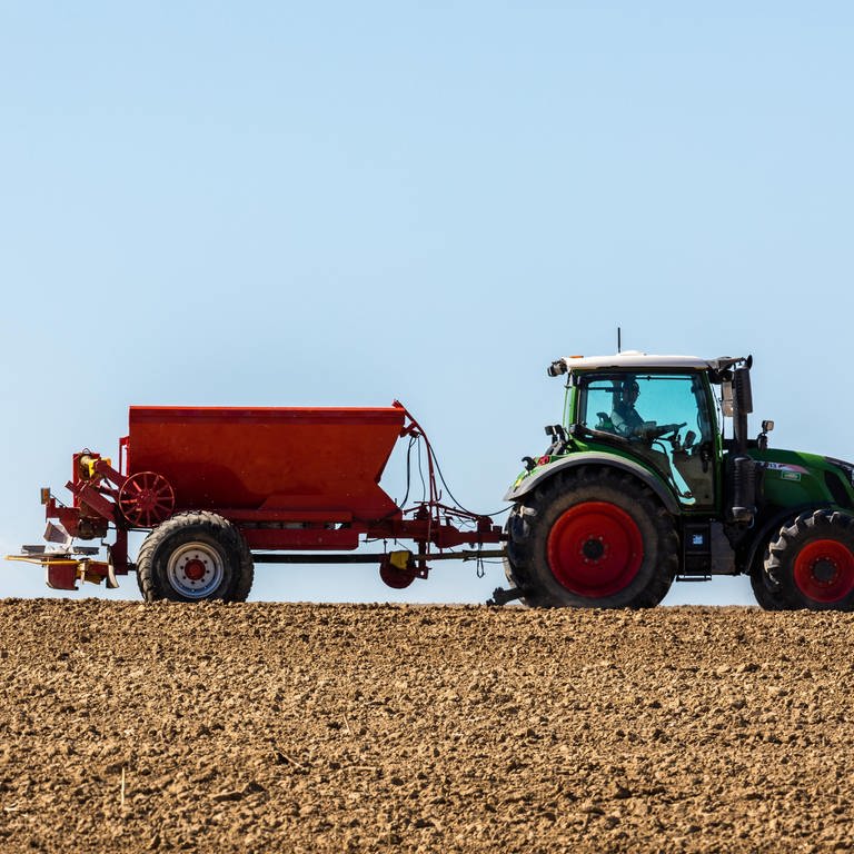 Mit einem Traktor bringt ein Landwirt Dünger aus. Dadurch gelangt schon mal Nitrat ins Grundwasser, so wie in Hetzerath. 