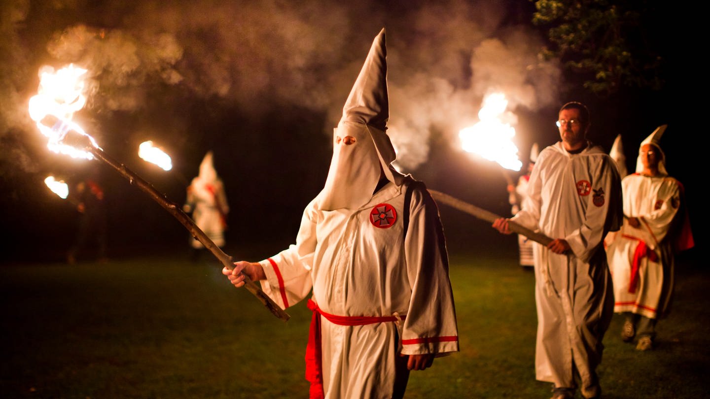 Eine Zeremonie mit Fackeln und weißen Kutten des Ku-Klux-Klans: solche Szenen müssen sich in den 1980er-Jahren auch in der Eifel abgespielt haben. (Foto: picture-alliance / Reportdienste, Picture Alliance)
