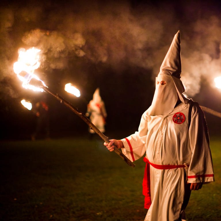 Eine Zeremonie mit Fackeln und weißen Kutten des Ku-Klux-Klans: solche Szenen müssen sich in den 1980er-Jahren auch in der Eifel abgespielt haben. 