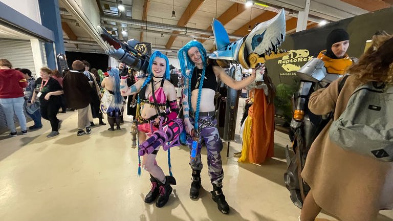 Proud Nerd Convention in Trier. Zwei Besucher sind als Jinx aus dem Computerspiel "League of Legends" unterwegs. Luisa (links) hat mit ihrem Kostüm den zweiten Platz beim Cosplay-Contest gewonnen. 