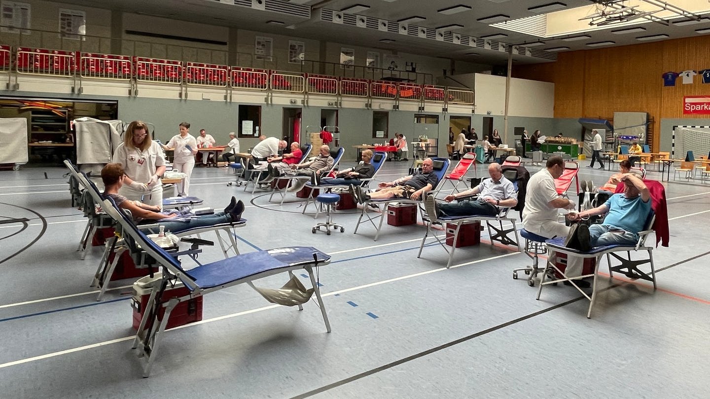 Mehrere Menschen sind dabei bei der Blutspendeaktion in Igel nahe Trier. (Foto: SWR, Lara Bousch)