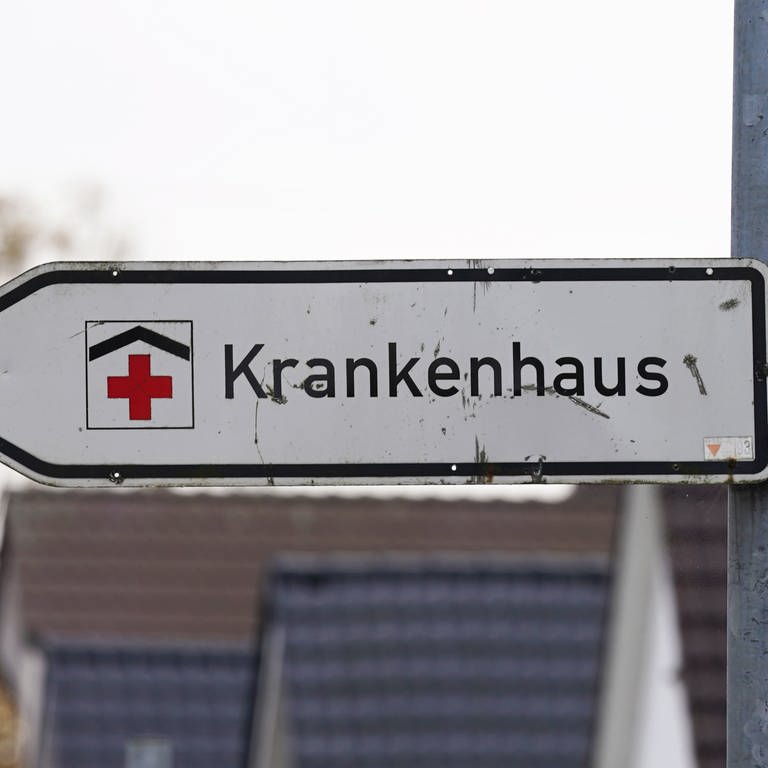 Ein Schild mit der Aufschrift Krankenhaus: Auch Krankenhäuser in der Region Trier stehen unter finanziellem Druck