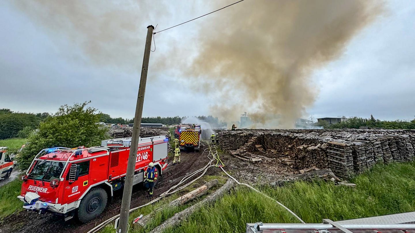 Brand eines Holzlagers im Gewerbegebiet Baumholder (Foto: Foto Hosser)