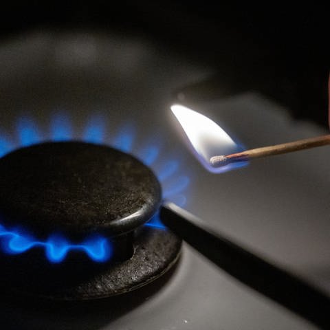 Eine Gasflamme wird auf einem Küchenherd mit einem Streichholz entzündet. (Foto: dpa Bildfunk, picture-alliance / Reportdienste, Marijan Murat)