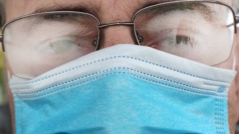 Nachteil eines Mund- und Nasenschutz Mund- und Nasenschutz zum einmaligen Gebrauch lässt Brillengläser beschlagen. (Foto: IMAGO, Gottfried Czepluch)