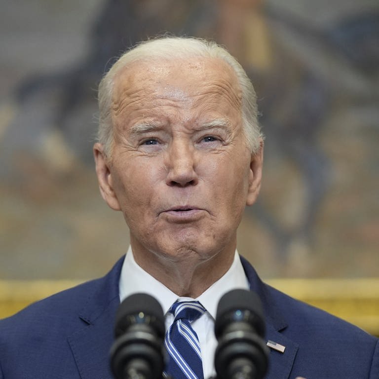 US-Präsident Joe Biden steht vor einem Mikrofon. (Foto: dpa Bildfunk, picture alliance/dpa/AP | Evan Vucci)