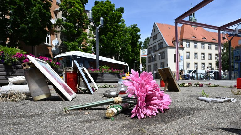 Blumen, Kerzen und Bilder stehen am Tatort einer Messerattacke am Wilhelm Geiger Platz in Stuttgart-Feuerbach. (Foto: dpa Bildfunk, picture alliance/dpa | Bernd Weißbrod)