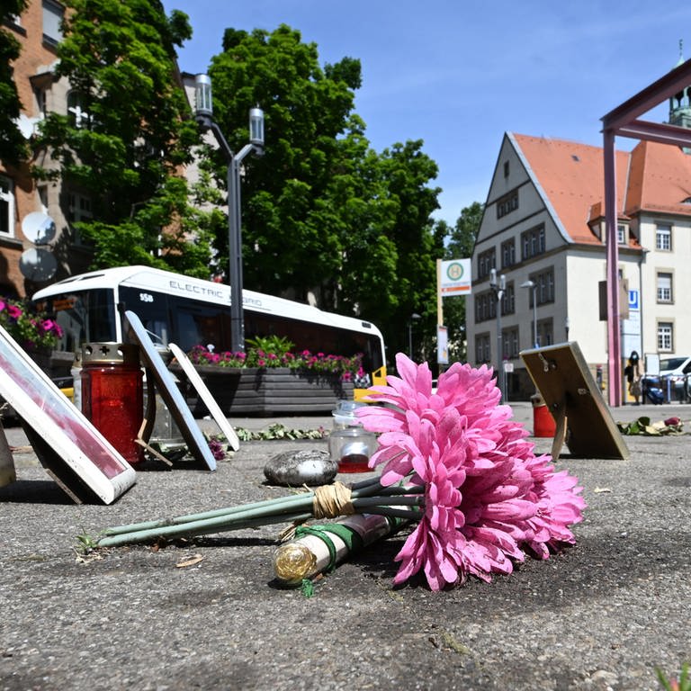 Blumen, Kerzen und Bilder stehen am Tatort einer Messerattacke am Wilhelm Geiger Platz in Stuttgart-Feuerbach. (Foto: dpa Bildfunk, picture alliance/dpa | Bernd Weißbrod)