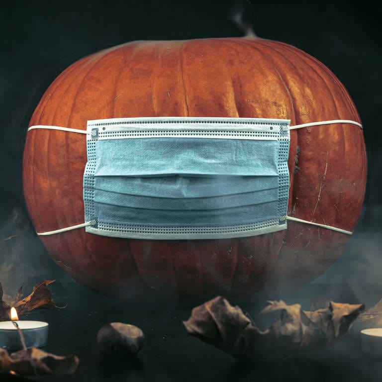 Ein Halloween-Kürbis mit Gesichtsmaske