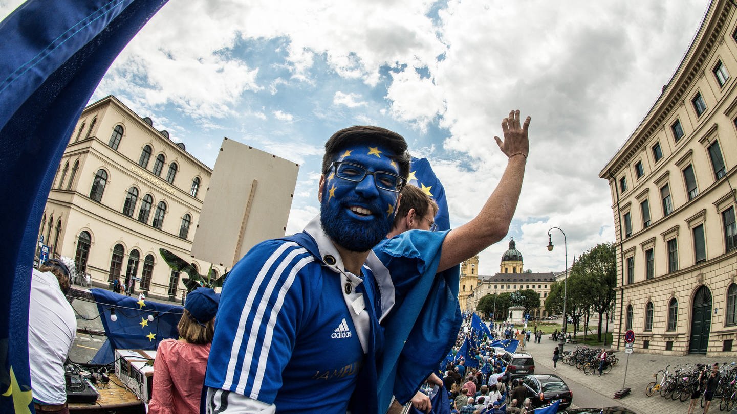 Demo der Bewegung Pulse of Europe in München (Foto: dpa Bildfunk, picture alliance/ZUMA Press)