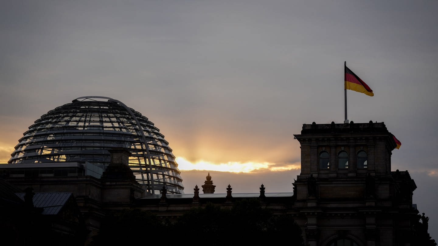 Sonnenstrahlen fallen auf das Reichtstagsgebäude. (Foto: dpa Bildfunk, picture alliance/dpa, Kay Nietfeld)