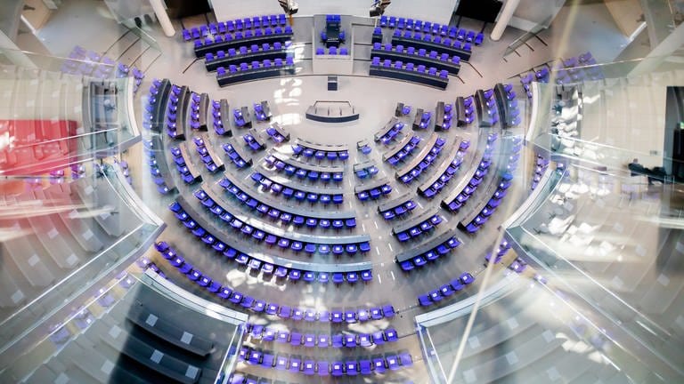 Blick in den leeren Plenarsaal des Deutschen Bundestags vor der Bundestagswahl 2021