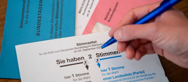 Briefwahlunterlagen für die Bundestagswahl 2021 mit Stimmzettel und Stimmzettelumschlag (Foto: dpa Bildfunk, Sven Hoppe)