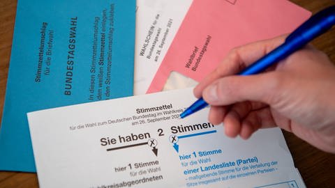 Briefwahlunterlagen für die Bundestagswahl 2021 mit Stimmzettel und Stimmzettelumschlag (Foto: dpa Bildfunk, Sven Hoppe)