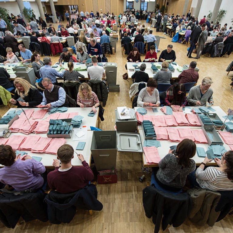 Ehrenamtliche Wahlhelfer beteiligen sich an der Stimmauszählung der Briefwahl für die Wahlkreise in Stuttgart. (Foto: dpa Bildfunk, Wolfram Kastl)