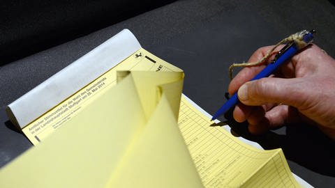 Wahlunterlagen zur Kommunalwahl werden in einer Wahlkabine durchgeblättert. (Foto: dpa Bildfunk, Franziska Kraufmann)