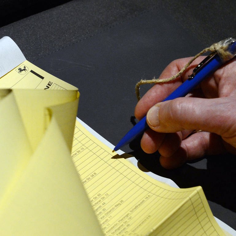 Wahlunterlagen zur Kommunalwahl werden in einer Wahlkabine durchgeblättert. (Foto: dpa Bildfunk, Franziska Kraufmann)