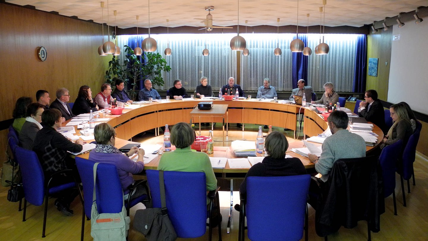Der Gemeinderat von Gomaringen (Baden-Württemberg) berät sich im Rathaus.
