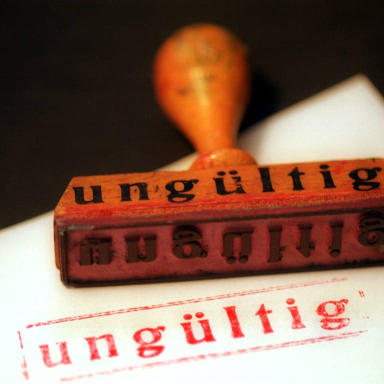 Stempel mit dem Schriftzug "ungültig" (Foto: IMAGO, bonn-sequenz)