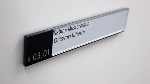 Türschild in einer Behörde (Foto: IMAGO, SWR, imago: Raimund Müller, Montage SWR)