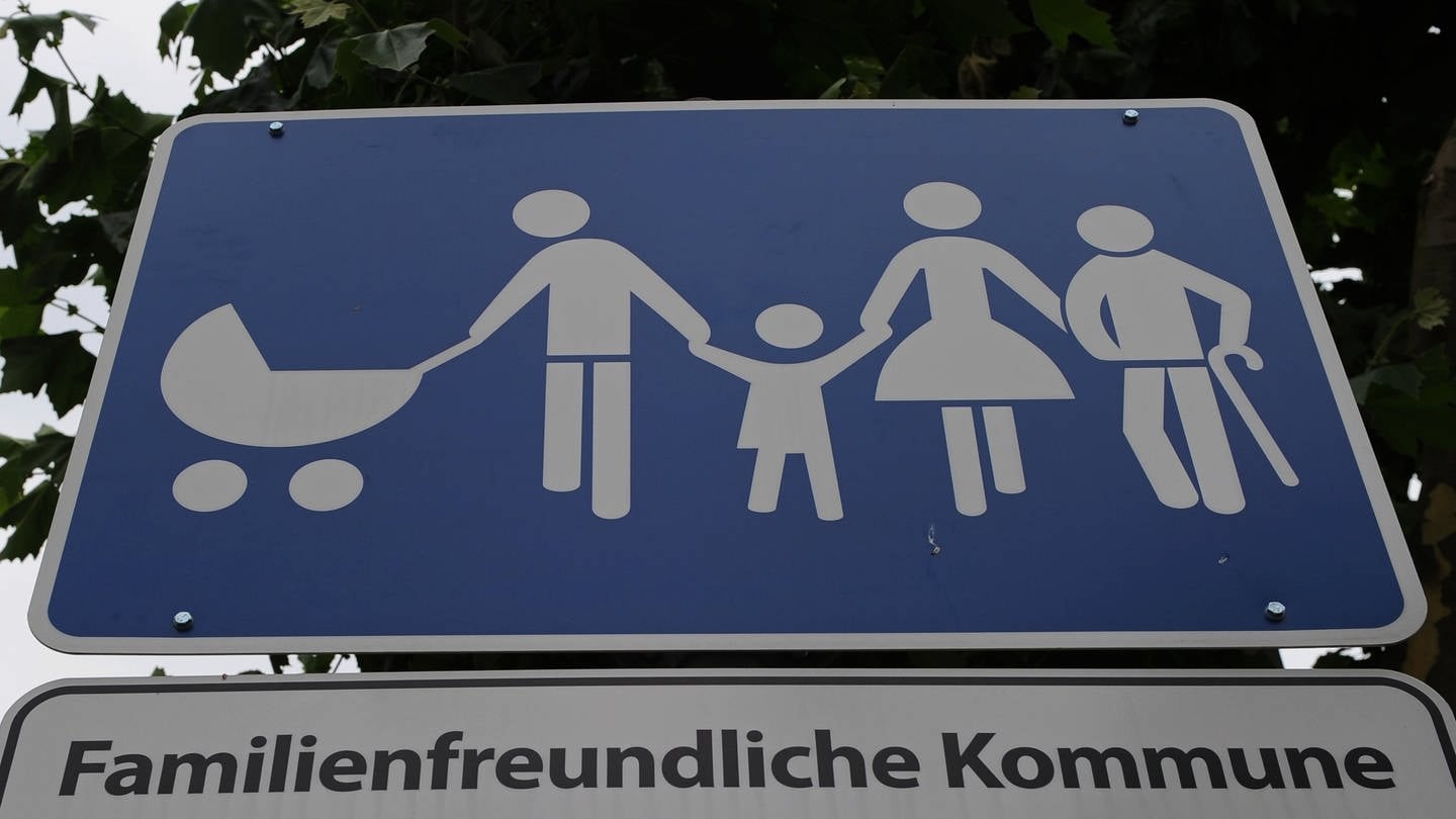 Ein Schild im Stadtzentrum weist auf eine familienfreundliche Kommune hin.