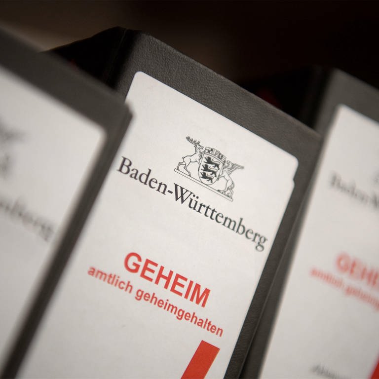 Aktenordner, die mit dem Hinweis "Baden-Württemberg Innenministerium-Geheim-amtlich geheimgehalten" beschriften sind. (Foto: dpa Bildfunk, Marijan Murat)