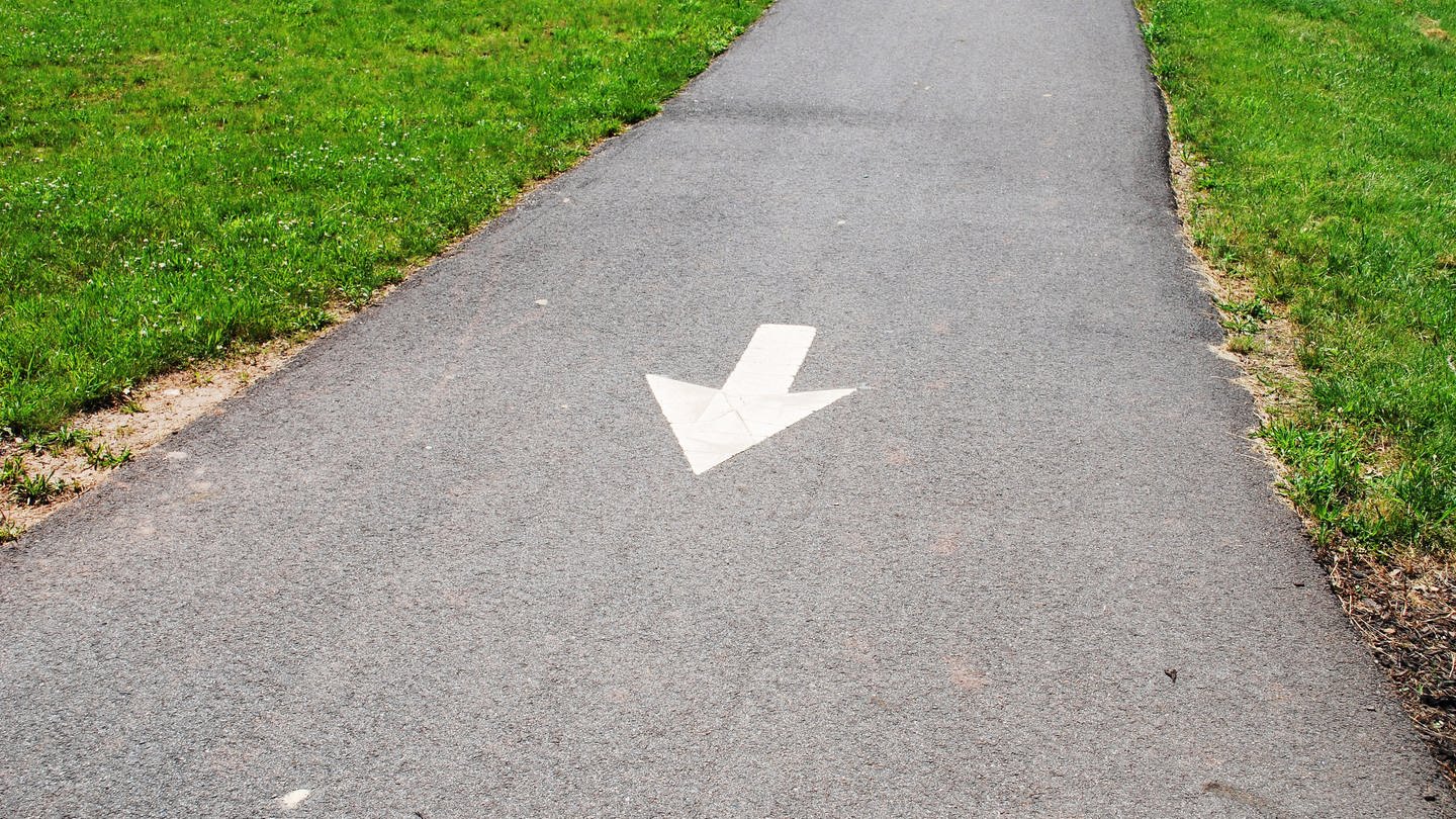 Ein Richtungspfeil auf einer Straße als Symbolbild für die Direktwahl. (Foto: Colourbox)