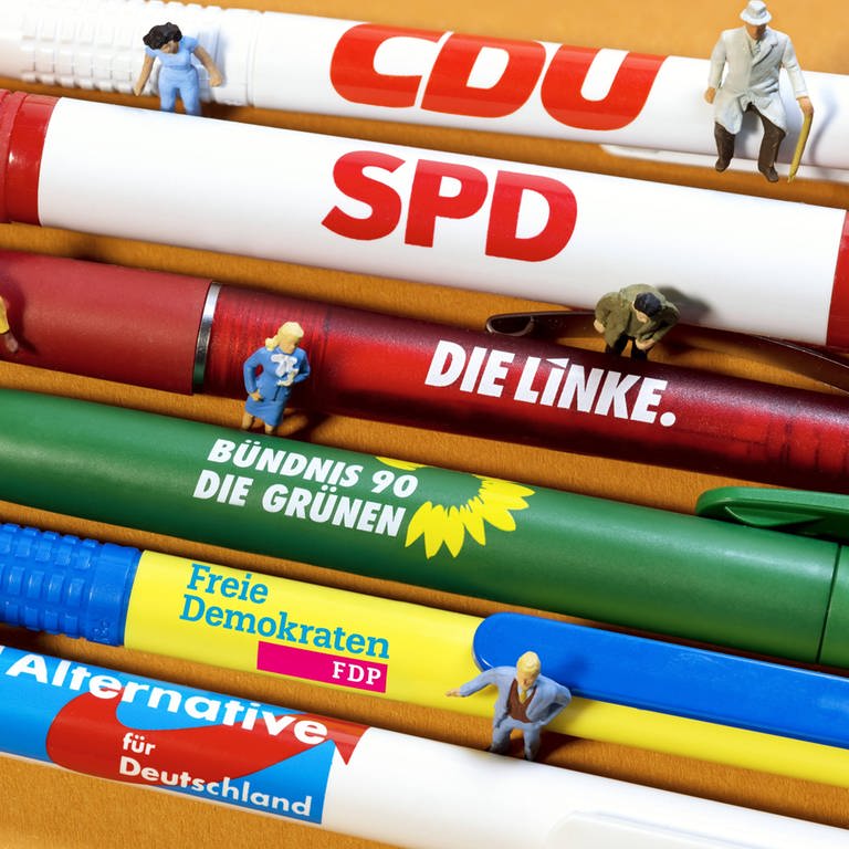 Kugelschreiber der großen Parteien mit Miniaturfiguren. (Foto: IMAGO, Christian Ohde)