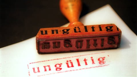 Stempel mit dem Schriftzug "ungültig" (Foto: IMAGO, bonn-sequenz)