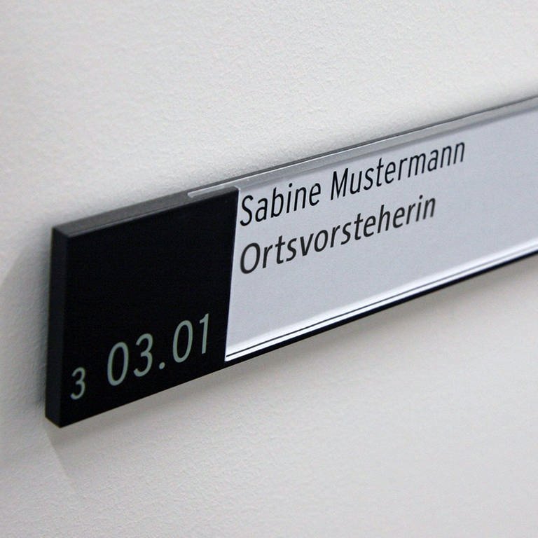 Türschild in einer Behörde (Foto: IMAGO, SWR, imago: Raimund Müller, Montage SWR)