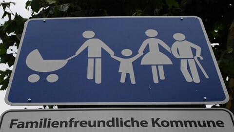 Ein Schild im Stadtzentrum weist auf eine familienfreundliche Kommune hin. (Foto: picture-alliance / Reportdienste, Jens Kalaene)