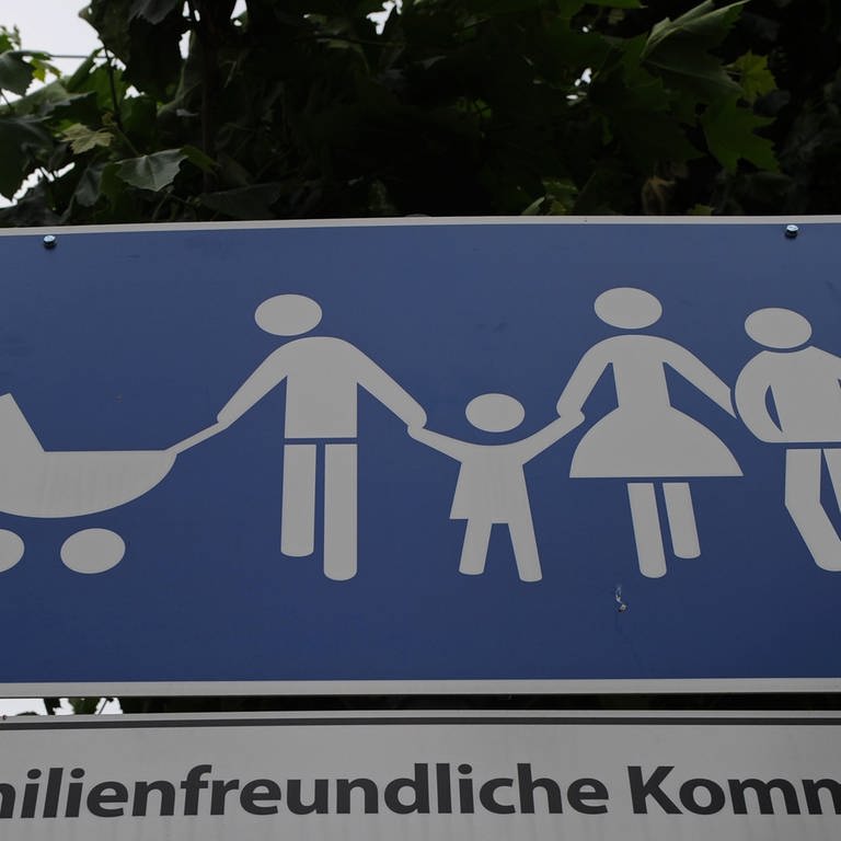 Ein Schild im Stadtzentrum weist auf eine familienfreundliche Kommune hin. (Foto: picture-alliance / Reportdienste, Jens Kalaene)
