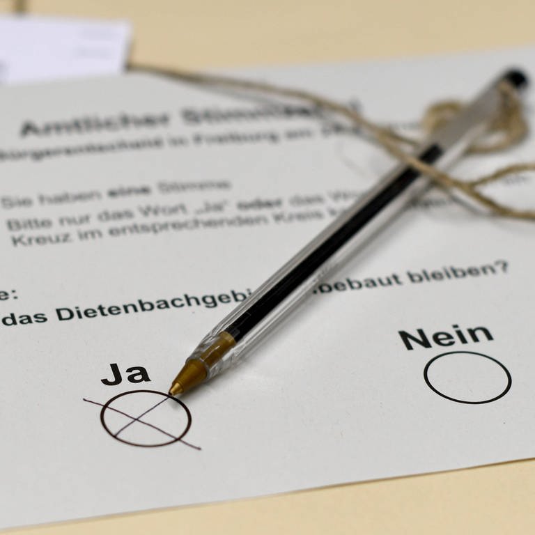 Stift auf Stimmzettel zum Bürgerentscheid in Dietenbach 