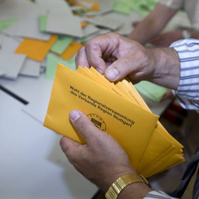 Auszählung der Wahlstimmen zur Regionalversammlung.