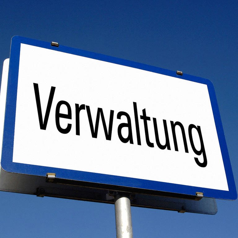 Ein Schild mit dem Schriftzug "Verwaltung"