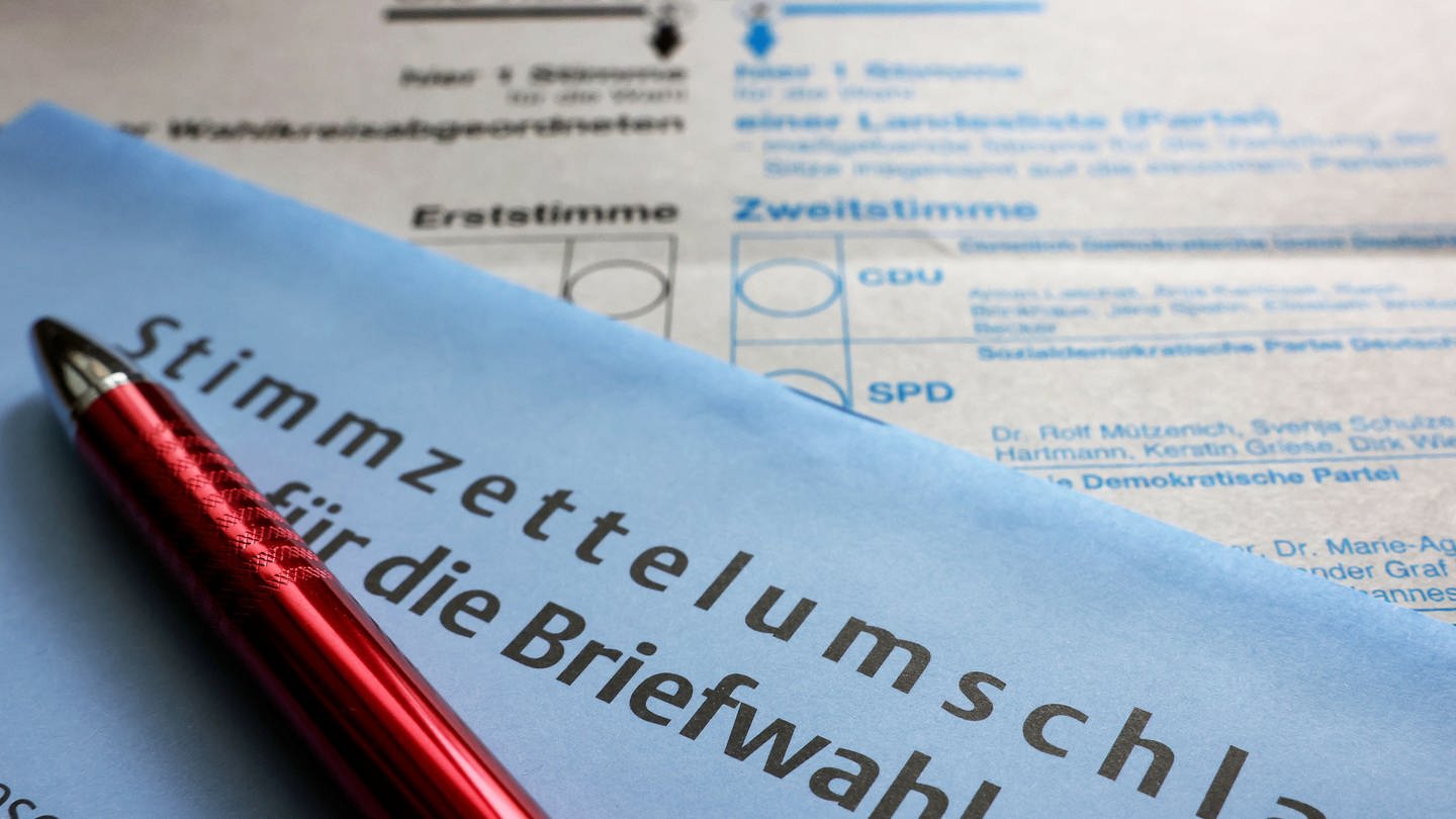 Bundestagswahl 2021: Ein Stimmzettel und ein Umschlag für die Briefwahl liegen auf einem Tisch. (Foto: picture-alliance / Reportdienste, picture alliance/dpa | Oliver Berg)