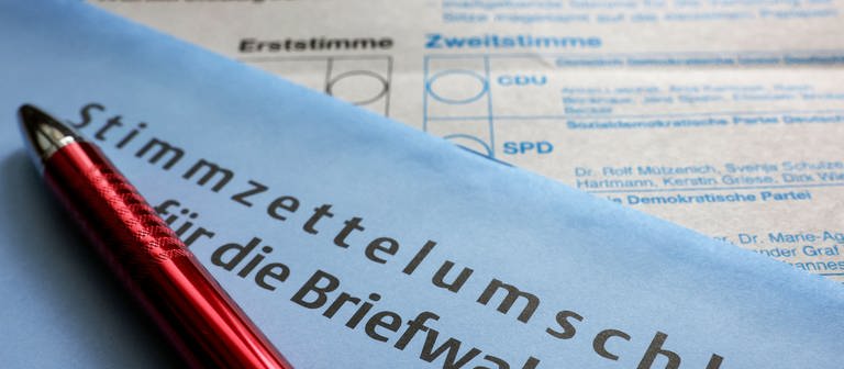 Bundestagswahl 2021: Ein Stimmzettel und ein Umschlag für die Briefwahl liegen auf einem Tisch. (Foto: picture-alliance / Reportdienste, picture alliance/dpa | Oliver Berg)
