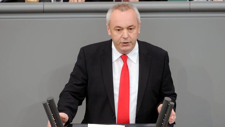 Alexander Ulrich (Linke) ist seit 2005 Mitglied des Deutschen Bundestages und schafft es durch die Landesliste in den Bundestag. 