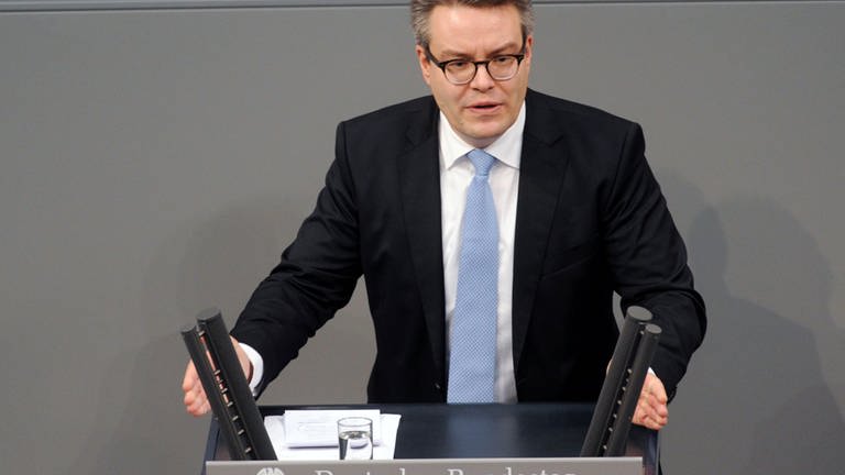 Tobias Lindner (Grüne) Jahrgang 1982 aus dem Wahlkreis Südpfalz sitzt seit 2011 im Bundestag. Er schafft es durch Listenplatz 2 in den Bundestag.