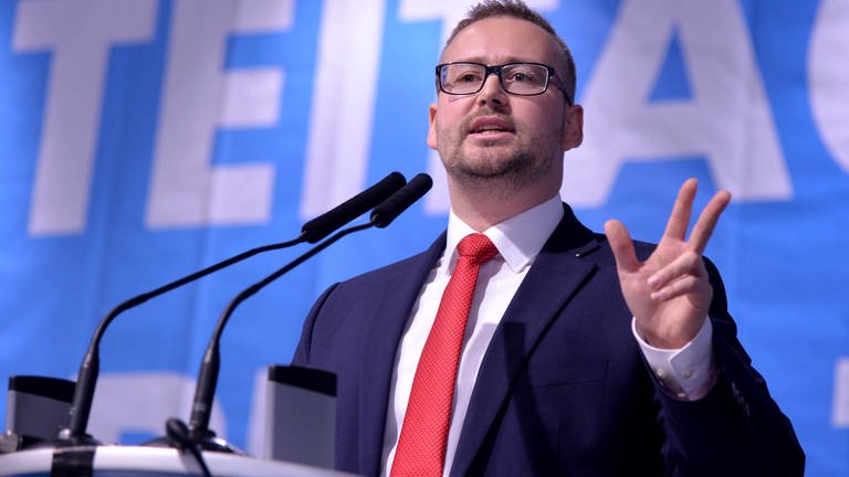 Sebastian Münzenmaier (AfD), Geschäftsführer der AfD-Landtagsfraktion Rheinland-PfalzBundestagsabgeordneter, schafft es über die Landesliste in den deutschen Bundestag.