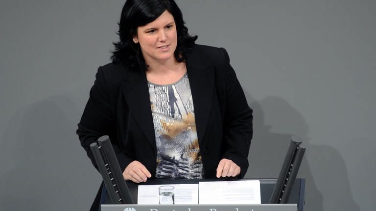 Seit 2017 ist Carina Konrad (FDP) Abgeordnete im Deutschen Bundestag. Zu ihren Kernthemen zählt die Digitalisierung der Landwirtschaft. Sie schafft es durch einen Listenplatz in den Bundestag.