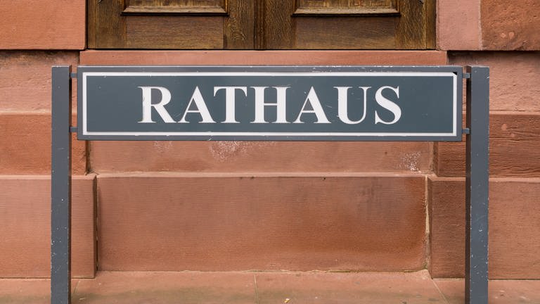 Ein Schild mit der Aufschrift "Rathaus". (Foto: Getty Images, Animaflora)