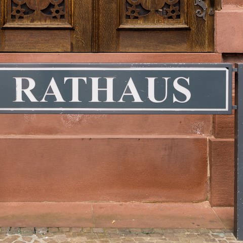 Ein Schild mit der Aufschrift "Rathaus". (Foto: Getty Images, Animaflora)