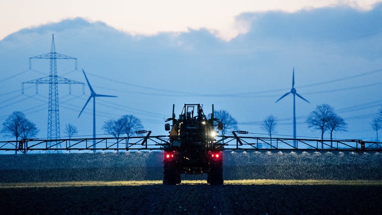 Das Thema Umwelt und Energie wird bei vielen Parteien bei der Landtagswahl 2021 in Rheinland-Pfalz groß geschreiben - auch die Landwirtschaft hat ihren Anteil am Klimawandel (Foto: dpa Bildfunk, Julian Stratenschulte/dpa +++(c) dpa - Bildfunk)
