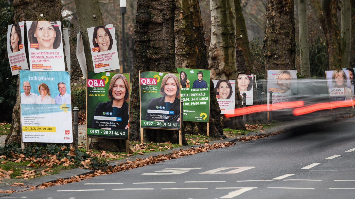 Wahlplakate der Parteien zur Landtagswahl 2021 am 14. März in Rheinland-Pfalz an einer Straße in Mainz (Foto: dpa Bildfunk, picture alliance/dpa | Andreas Arnold)