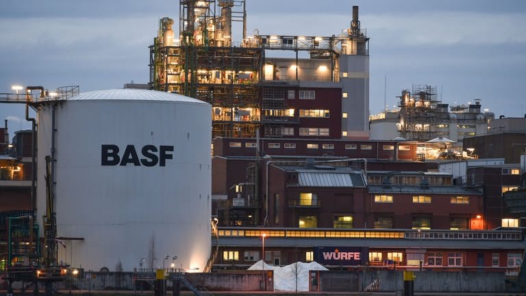 Ein Teil einer Fabrikanlage der BASF in der Dämmerung. Der Konzern rutscht wegen der hohen Energiepreise in Deutschland in die roten Zahlen. (Foto: dpa Bildfunk, Picture Alliance)