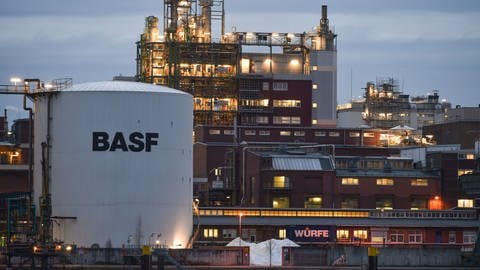 Ein Teil einer Fabrikanlage der BASF in der Dämmerung. Der Konzern rutscht wegen der hohen Energiepreise in Deutschland in die roten Zahlen.